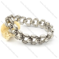 casting biker bracelet linked by skull heads b002042