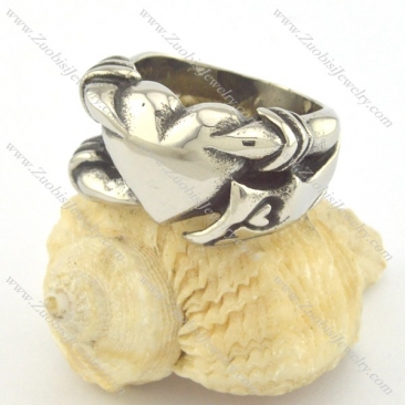 heart ring was clutched with claw r001392