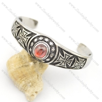 iron cross bangle with berry color stone b002490