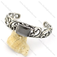 wide bangle with black oblong shape faceted stone b002501