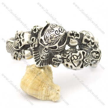 multi skull heads on the huge bangle b002508