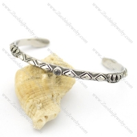 crown bangle with one solid black stone b002519