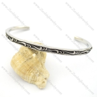 wave shaped pattern bangle b002526