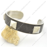 3 Rivets Black Leather Bangle b002996