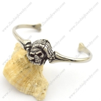 Two Hands grasping Skull Heads Bangle b003141