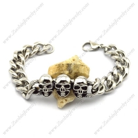 1.3cm Wide Chain Bracelet with 3 Skull Heads b003572