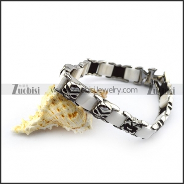 White Cremic Bracelet with Steel Skulls b005606