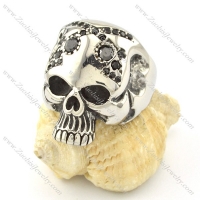good looking skull ring with black rhinestoe r001135