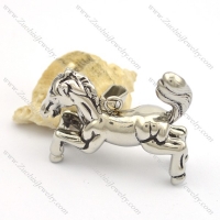 lively casting horse pendant with big tail p001718