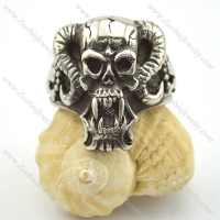 big vampire ring with 2 long and sharp tooth r001690