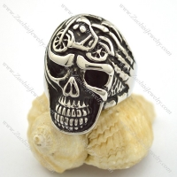 skull ring using 2 hands holding motorcycle on forehead r001703