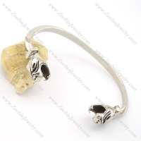 horrible tiger heads on both ends of bangle b002512
