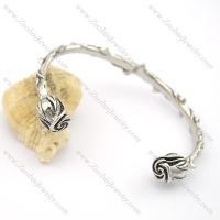 two roses on both ends of bangle b002514