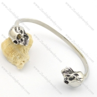 two skull heads on the both ends of bangle b002515