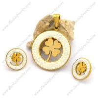 Small Pearls Four Leaf Clover Pendant and Earring in Gold Plating s001223