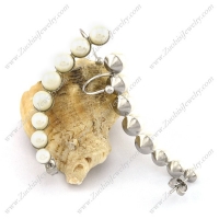 White Plastic Pearl Earring with 3 different sizes pearls e001097